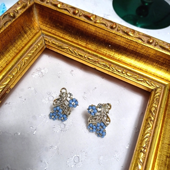 Vintage screwback earrings w/ blue flowers in lucite beads & rhinestones - Picture 4 of 4